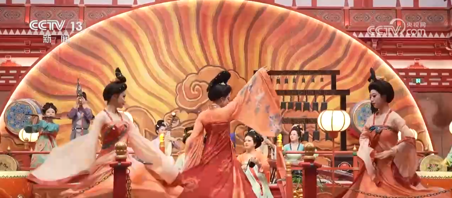 綰青絲著唐裝、走進書中美景……傳統文化生動“破圈”撬動消費澎湃活力 綰青絲著唐裝、走進書中美景……傳統文化生動“破圈”撬動消費澎湃活力