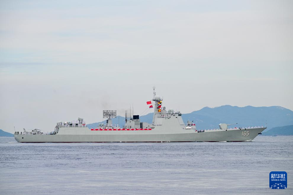中國海軍山東艦航母編隊抵達香港