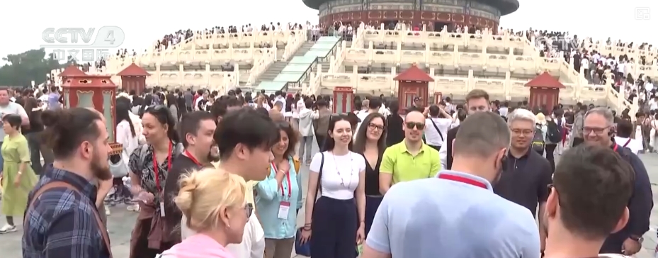 傳統文化“圈粉”外國友人 “手信新寵”憑藉獨特魅力激發入境消費活力