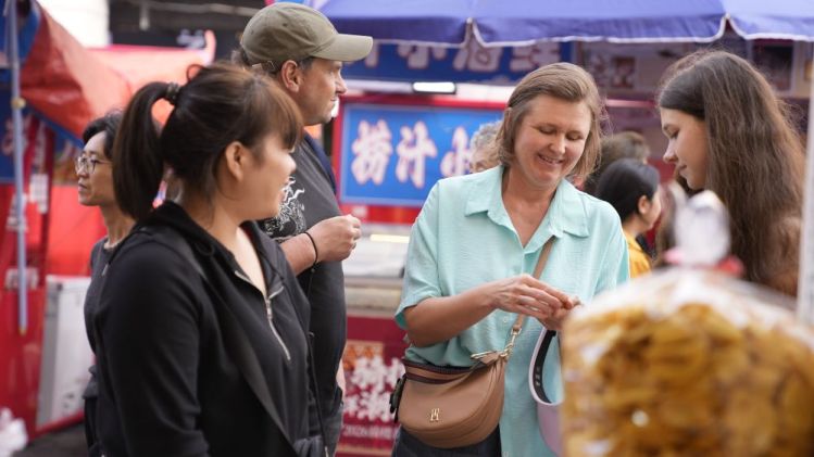 愛上“中國范兒” 外國人來華過年購物成為新風尚 愛上“中國范兒” 外國人來華過年購物成為新風尚