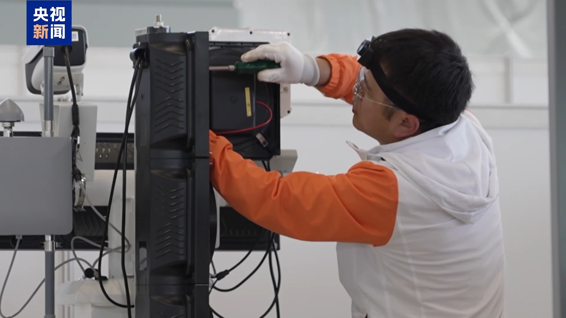 全國技能大賽炫“科技范兒” 機器人“管家”現場上崗