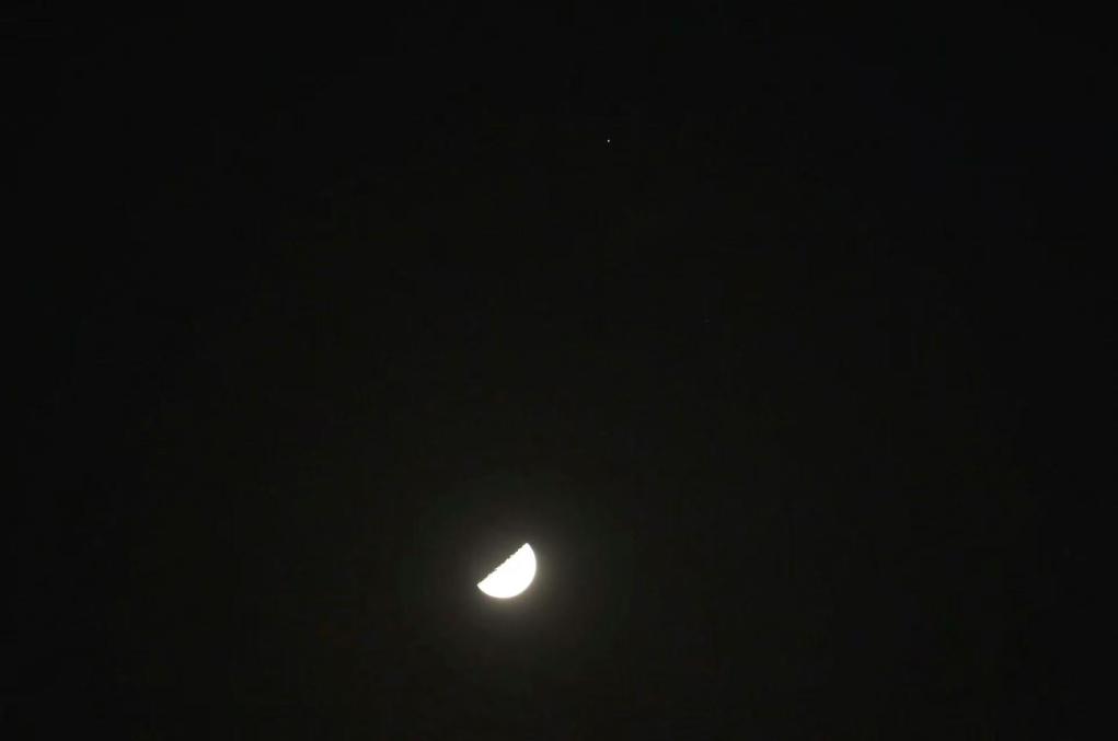 23日至24日淩晨殘月連伴土星、金星上演“星月童話”