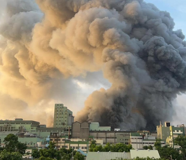 台灣高雄一鋰電池工廠發生火災 現場傳出爆炸聲