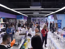 手機“碰一下”就能退稅 “中國購”成來華旅遊新潮流