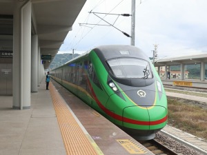 免簽通關更便利 中老鐵路簽發首枚貼紙式臨時入境許可