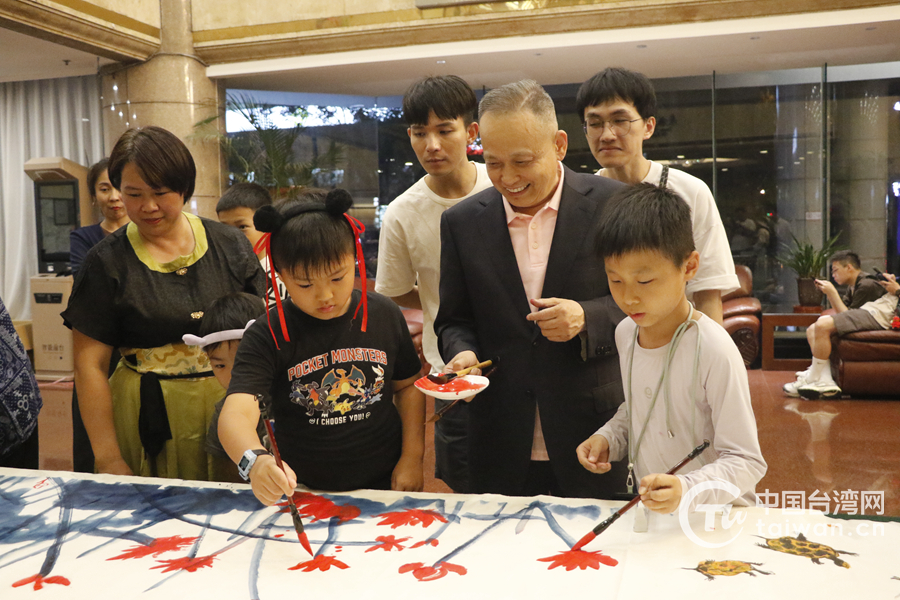 著名畫家君壽攜手兩岸青年共繪《歸家圖》 筆墨傳情寄團圓