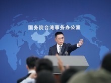 國臺辦：面對美國對臺關稅霸淩、極限壓榨，民進黨當局“高舉白旗”、下跪求饒，換來的只會是美方得寸進尺_fororder_VCG111567329832