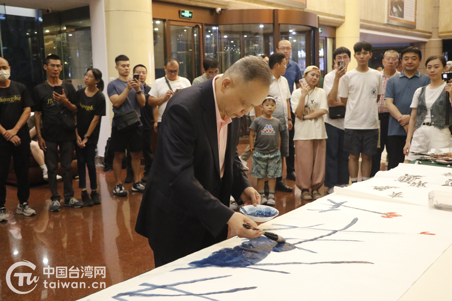 著名畫家君壽攜手兩岸青年共繪《歸家圖》 筆墨傳情寄團圓