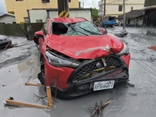 “樺加沙”席捲致人傷亡，堰塞湖溢堤淹沒鄉鎮，民進黨當局推責被批