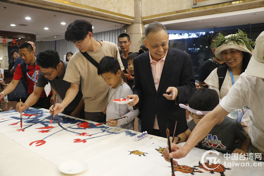 著名畫家君壽攜手兩岸青年共繪《歸家圖》 筆墨傳情寄團圓