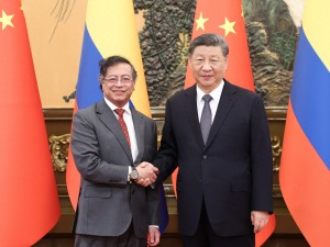 習近平會見哥倫比亞總統佩特羅