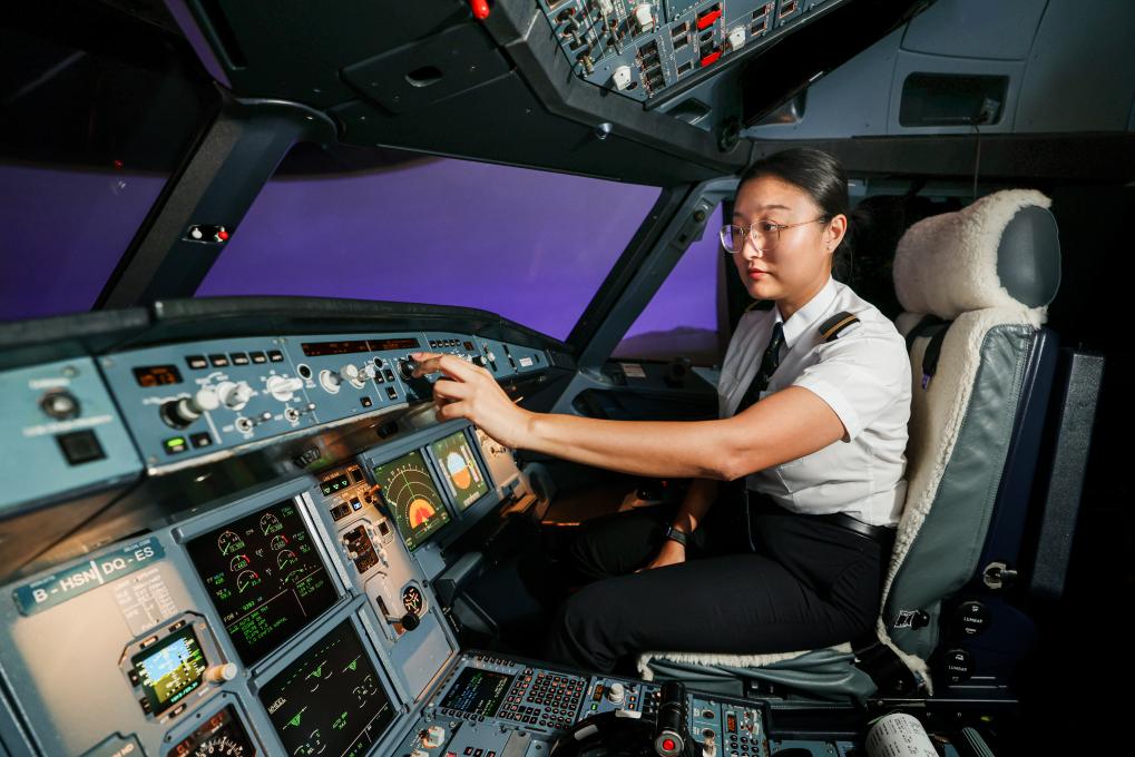 香港故事丨從內地到香港,他們一路追逐“飛行夢” 香港故事丨從內地到香港,他們一路追逐“飛行夢”