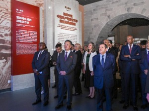 感悟抗戰史詩！160余位駐華外交官參觀抗戰勝利80週年主題展覽