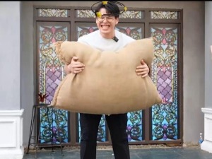 台灣自媒體博主體驗碼頭工人的硬核日常 “酸爽”的扛麻袋任務等你來挑戰