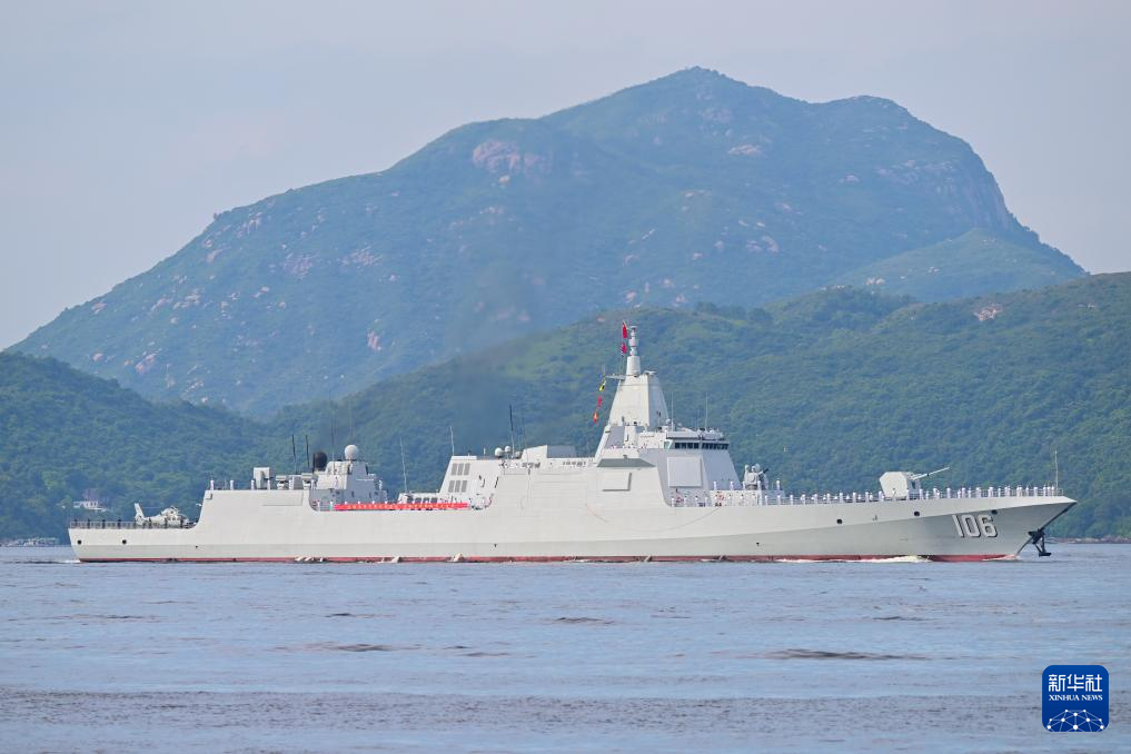 中國海軍山東艦航母編隊抵達香港