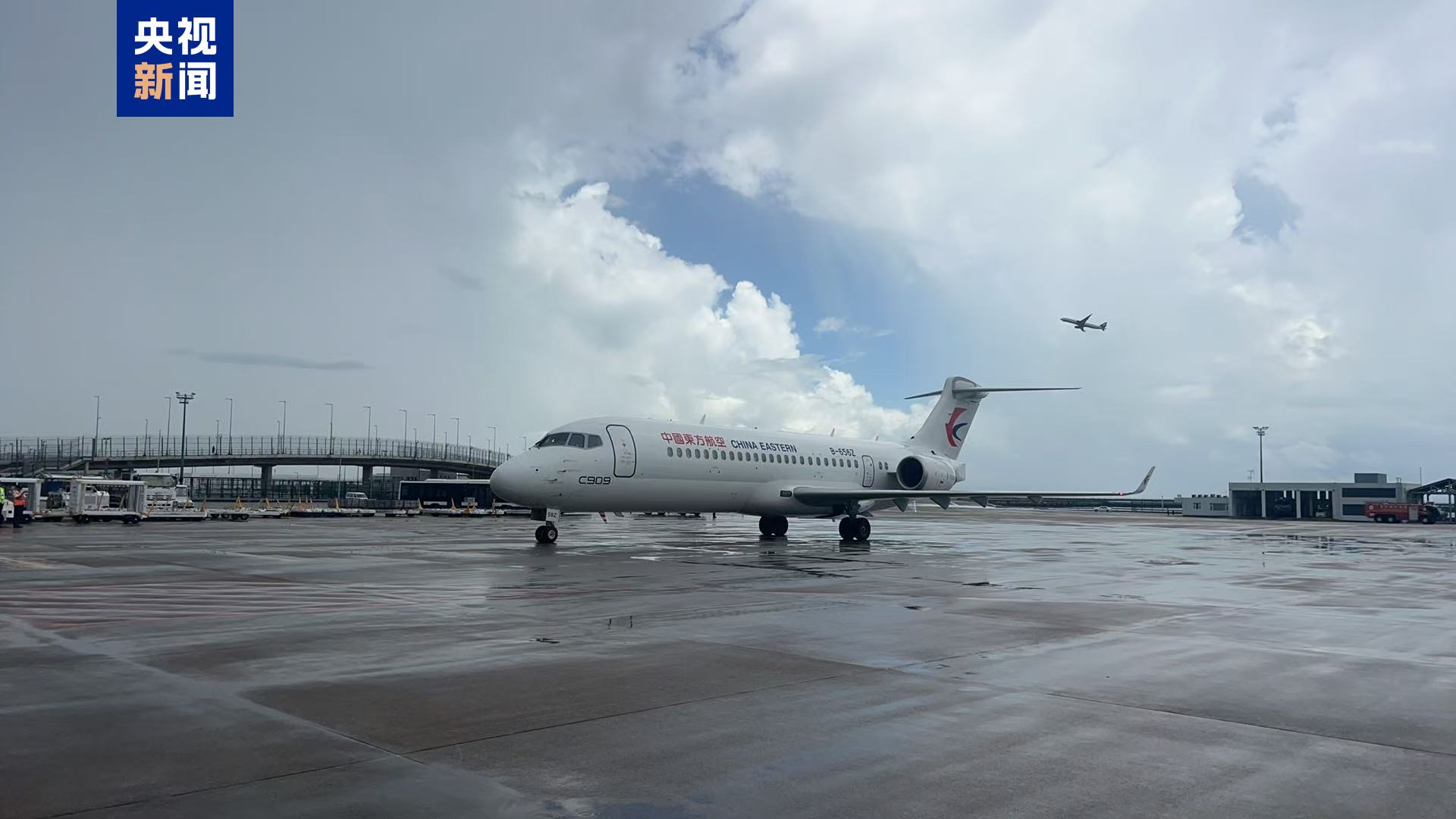國産飛機C909商業航班成功首飛澳門