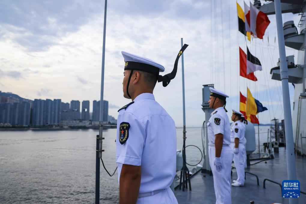 中國海軍山東艦航母編隊抵達香港