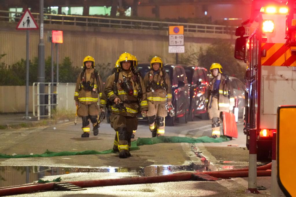 無論環境多複雜，拯救不會停——香港大埔火災救援中的消防員群像