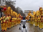 機器人、民族舞與鑼鼓聲——巴黎香街進入“春節時間”