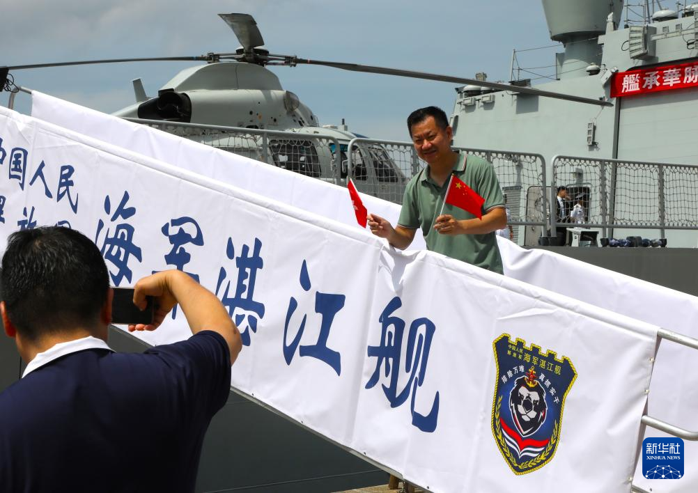 中國海軍山東艦航母編隊抵達香港