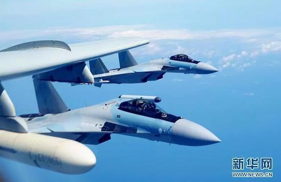 圖片默認標題_fororder_2018年5月11日，空軍蘇-35戰機與轟-6K戰機編隊飛行。