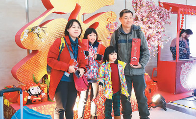 圖片默認標題_fororder_臺胞在浙江玉環大麥嶼口岸開心留影。