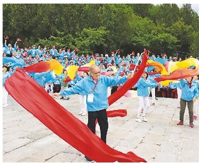 香港千人訪京團在長城歌唱祖國