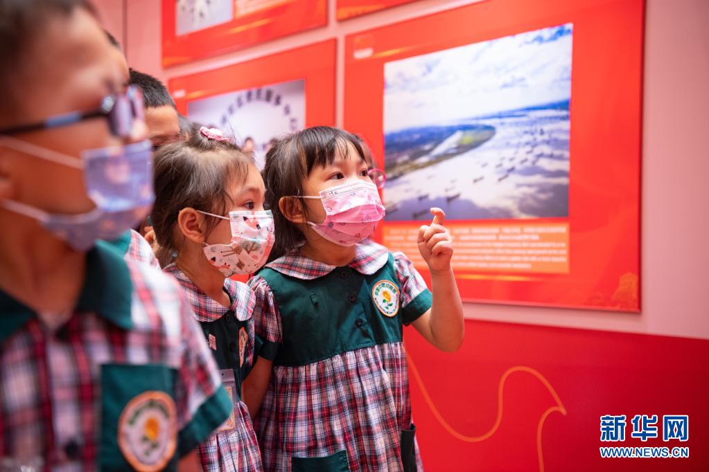 “一堂生動的黨史國情教育課”——“中國共産黨的100年”大型圖片展在澳門閉幕