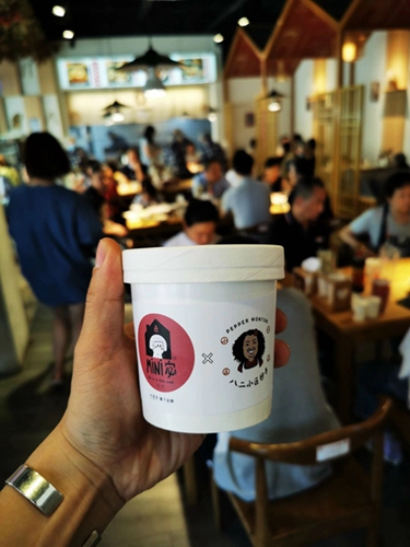 小小甜品店迸發大能量 台灣女孩“浴火重生”