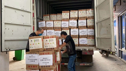 小小甜品店迸發大能量 台灣女孩“浴火重生”