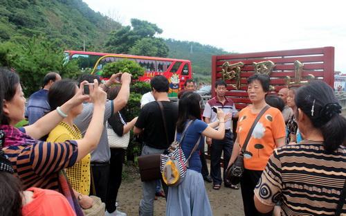 圖片默認標題_fororder_據台灣媒體報道，新北市一家專門做陸客生意的酒店由於近來接待的陸客數量銳減，生意越來越冷淡，虧損越來越大。這位經營者今年5月才同房東新簽兩年租約，因為無力承擔虧損，決定毀約不再承租。搬離時，為了表達對蔡英文當局的不滿，經營者把170間客房所有設備都砸毀，損失超過4千萬元（新台幣，下同）。