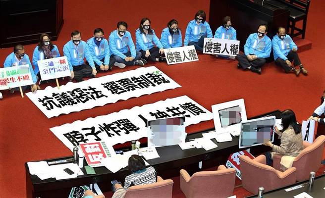 圖片默認標題_fororder_國民黨團為拒絕替“反滲透法”背書，黨團成員拉起“抗議惡法，選票制裁”布條，在議場前方集結靜坐。（圖片取自臺媒）
