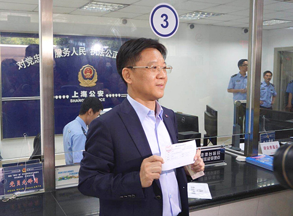 圖片默認標題_fororder_上海市台灣同胞投資企業協會會長李政宏表示，我今天一大早從家裏驅車到這裡來，拿到了001號證件。我是上海市首個申請辦理台灣居民居住證的臺胞，其實從之前開始就已經期待。18位號碼的居住證的出來給我們臺胞在出行、教育、工作等方面帶來了很大便利。希望更多的臺胞和我一樣，早日辦理，早享便利。