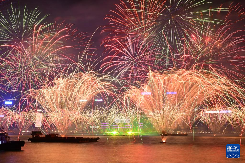 香港舉行煙花匯演迎接新年