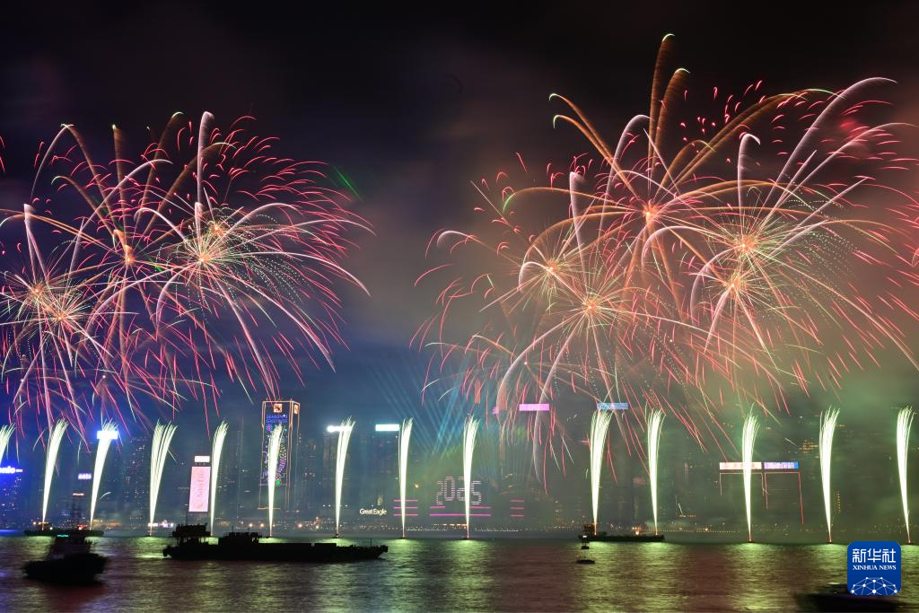 香港舉行煙花匯演迎接新年