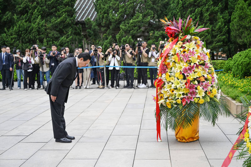 馬英九率台灣青年瞻仰黃花崗七十二烈士墓園