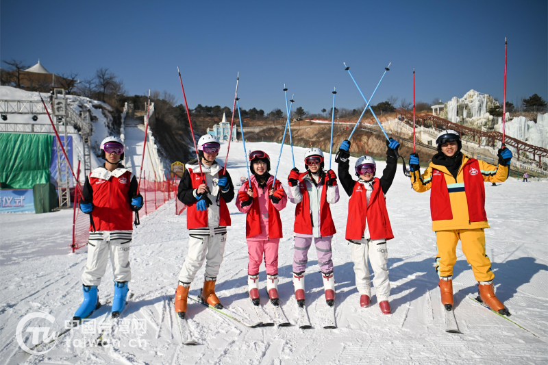 感受冰雪之美——兩岸青年“悅動津城·冰雪體驗營”在津成功舉辦