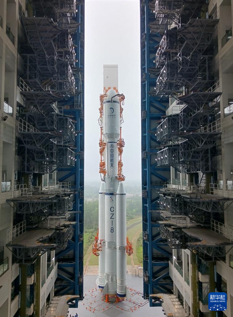 鵲橋二號中繼星任務星箭組合體垂直轉運至發射區