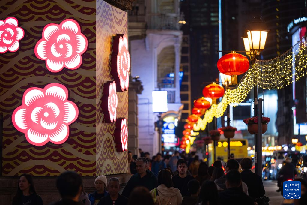 澳門：金蛇賀歲喜迎春 節慶燈飾點亮街巷