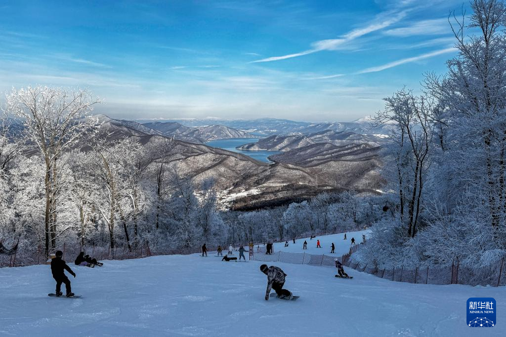 從阿爾卑斯山到長白山：“世界冰雪黃金緯度帶”冰雪經濟正“火熱”