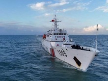 環台島巡航管控 海警艦艇編隊閩南語喊話臺船