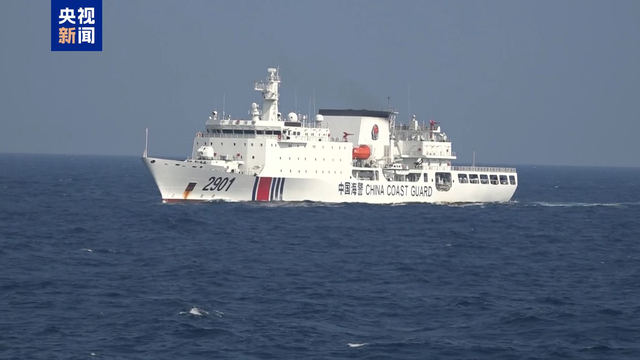 環台島巡航管控 海警艦艇編隊閩南語喊話臺船