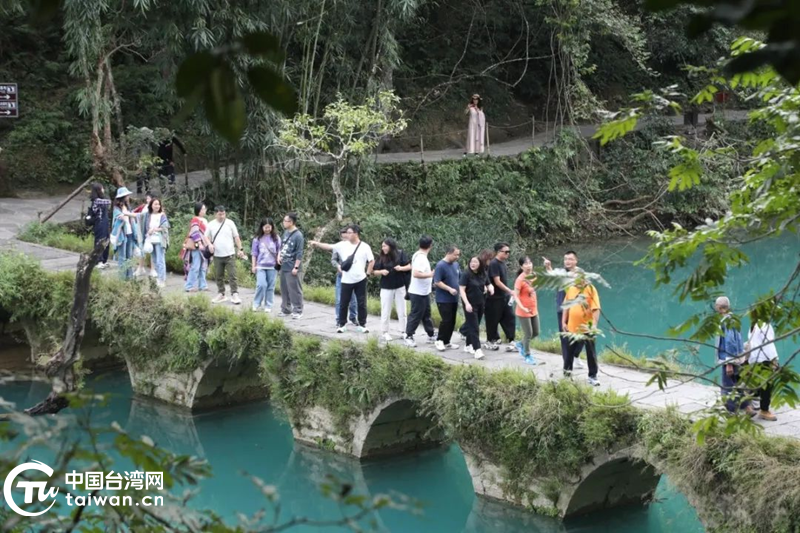 台灣同胞走進荔波感受人文山水 誇到“停不下來！”