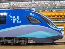 中國自主研製的首列氫能源市域列車成功達速試跑