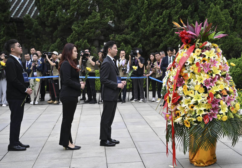 馬英九率台灣青年瞻仰黃花崗七十二烈士墓園