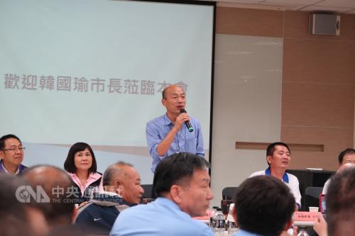 高雄市長韓國瑜夜宿漁村與基層對話 鼓勵民眾建言