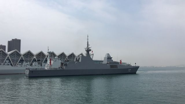 參加海軍成立70週年多國海軍活動的首艘外國艦艇抵達青島