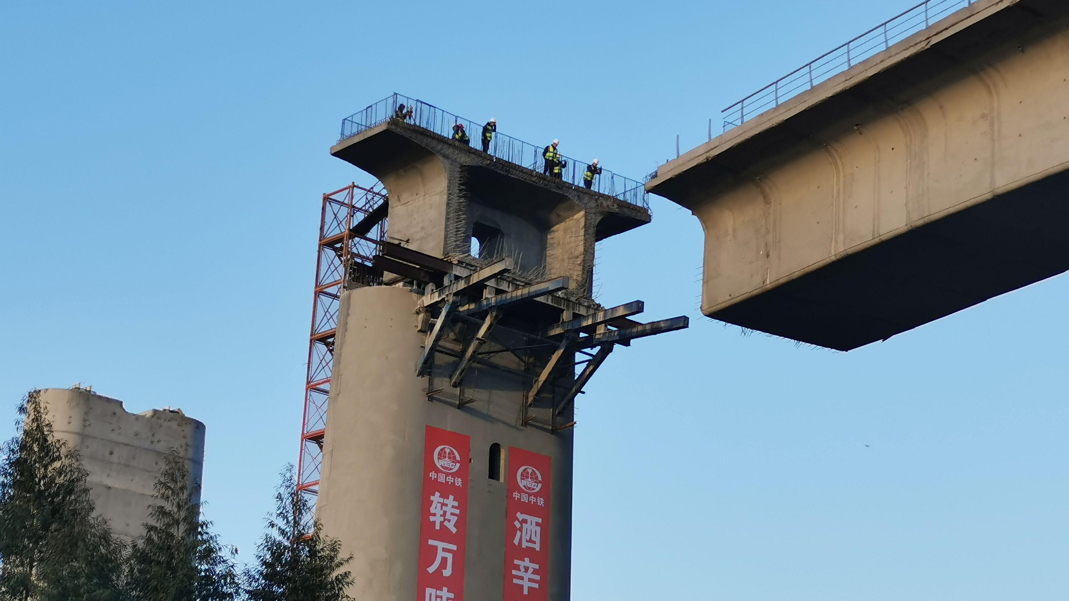 福廈高鐵九龍江特大橋萬噸梁成功轉體