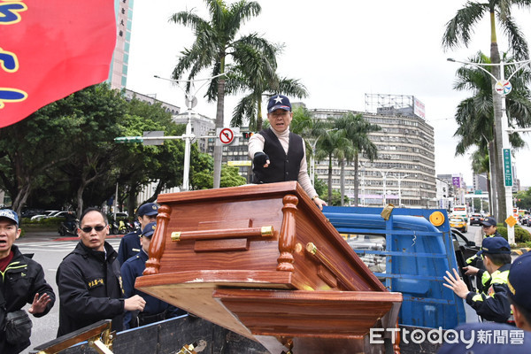 統派抬棺材衝臺"立院" 嗆蘇貞昌：你們敢為"台獨"死嗎