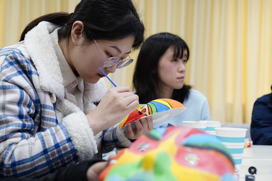 留在大學過大年 這個寒假不冷清